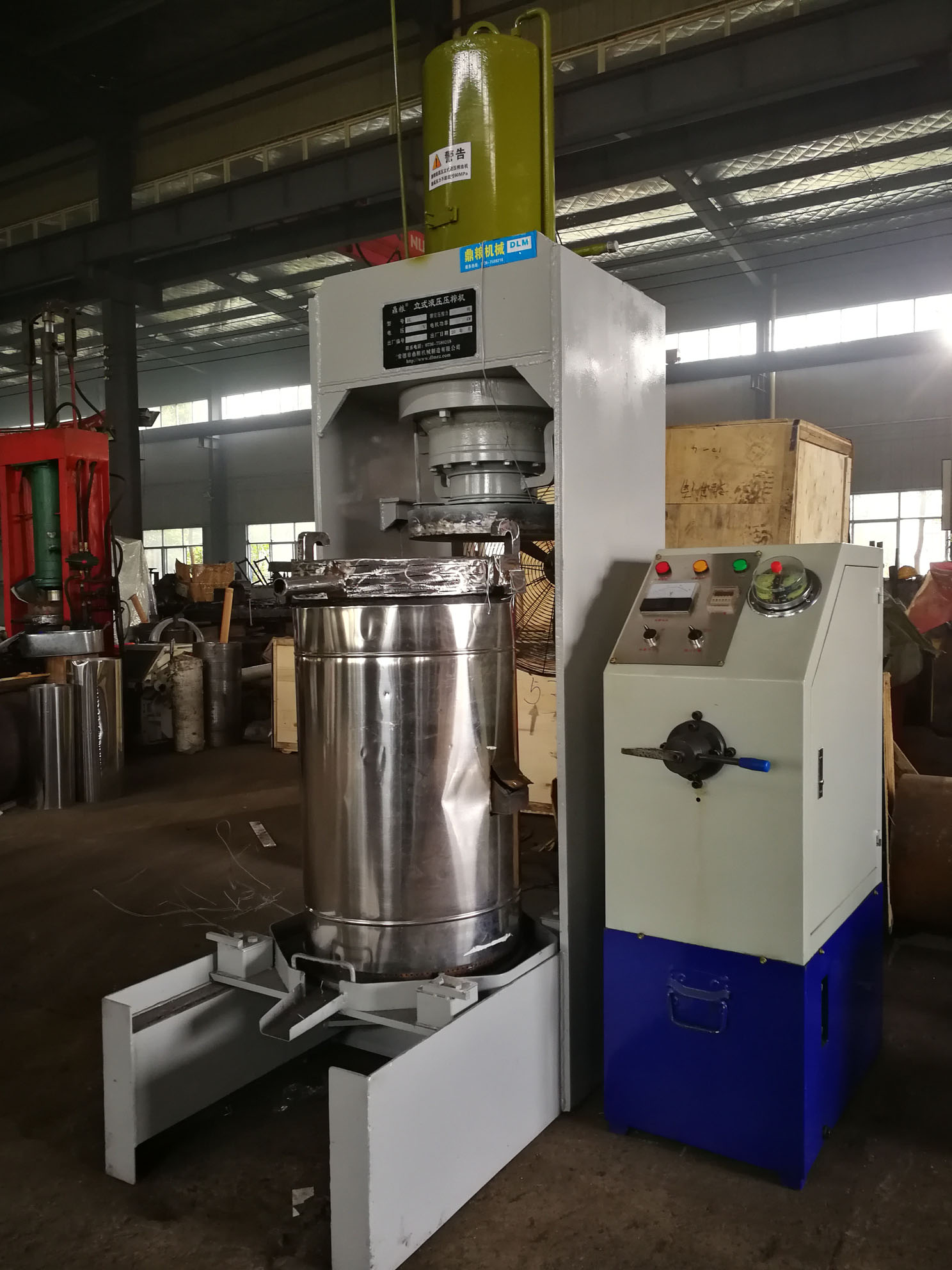 不銹鋼超高壓立式液壓壓榨機(jī)，果汁壓榨機(jī)，果渣壓榨機(jī)，藥材壓榨，油渣處理，白土壓榨